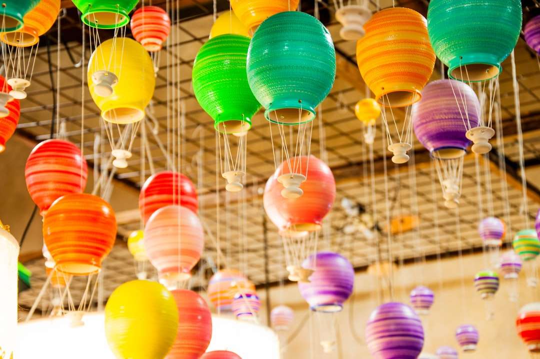 Vícebarevné keramické sklenice visí na stropě online puzzle