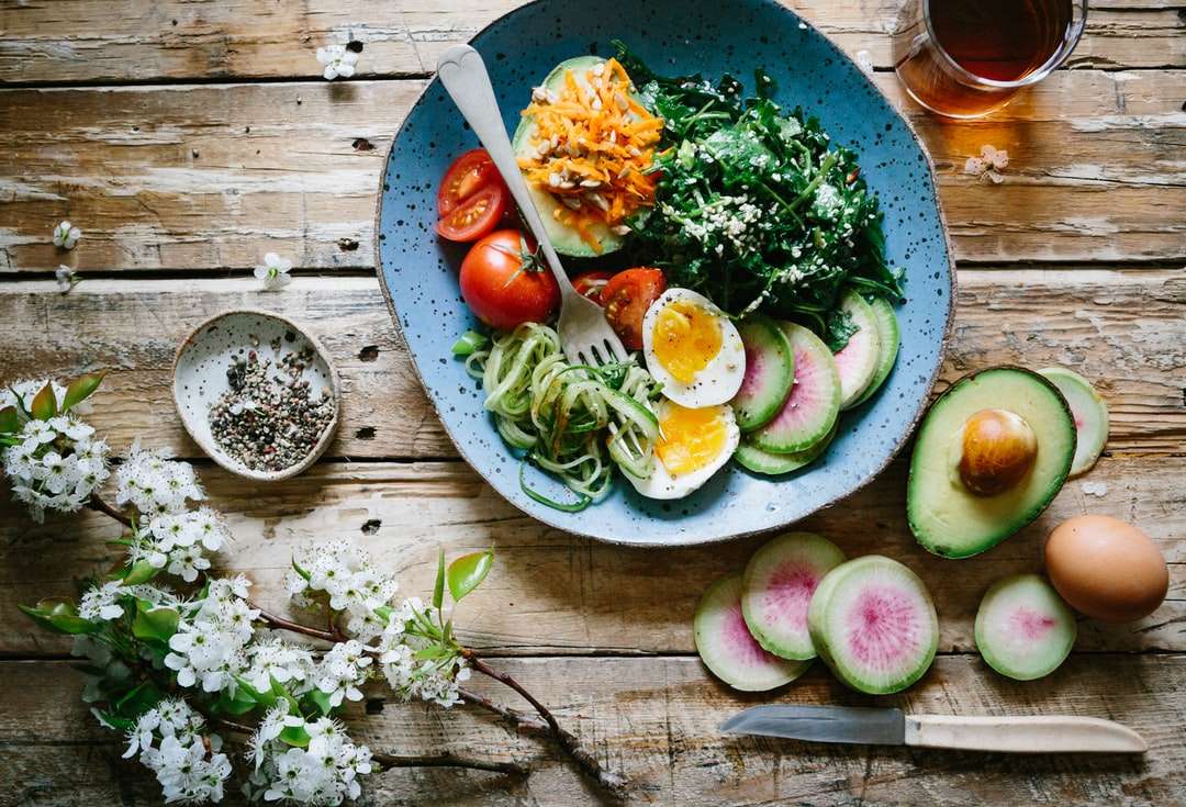 Uovo in camicia con verdure e pomodori sul piatto blu puzzle online