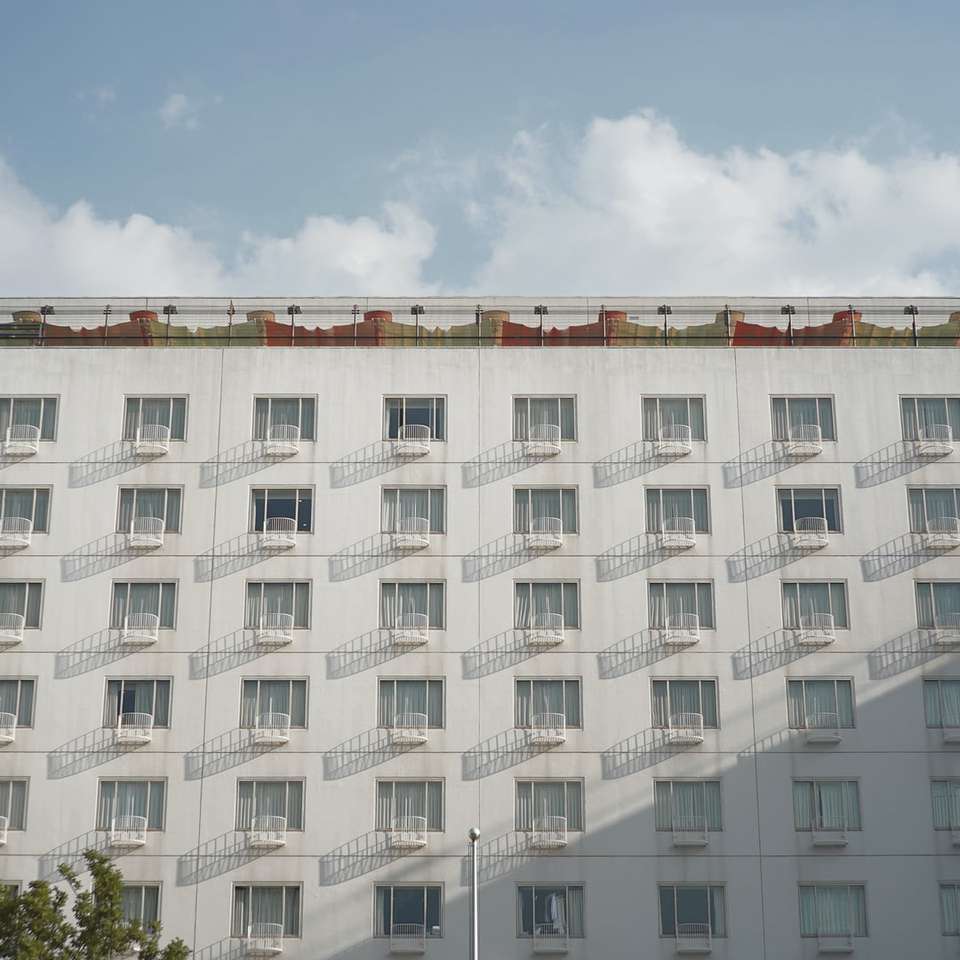 Бяла бетонна сграда под синьо небе през деня онлайн пъзел