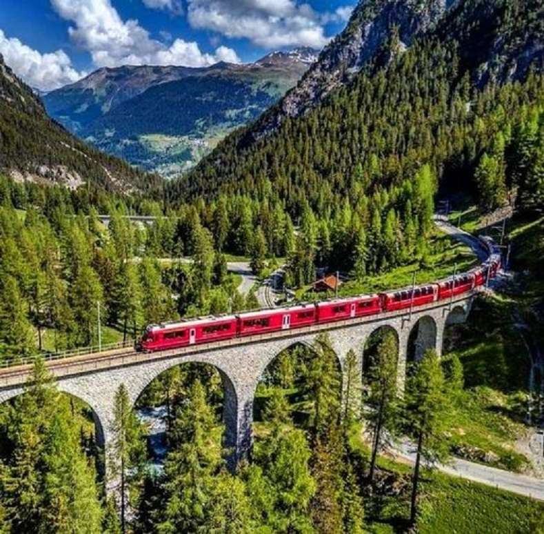 De trem através dos Alpes. quebra-cabeças online