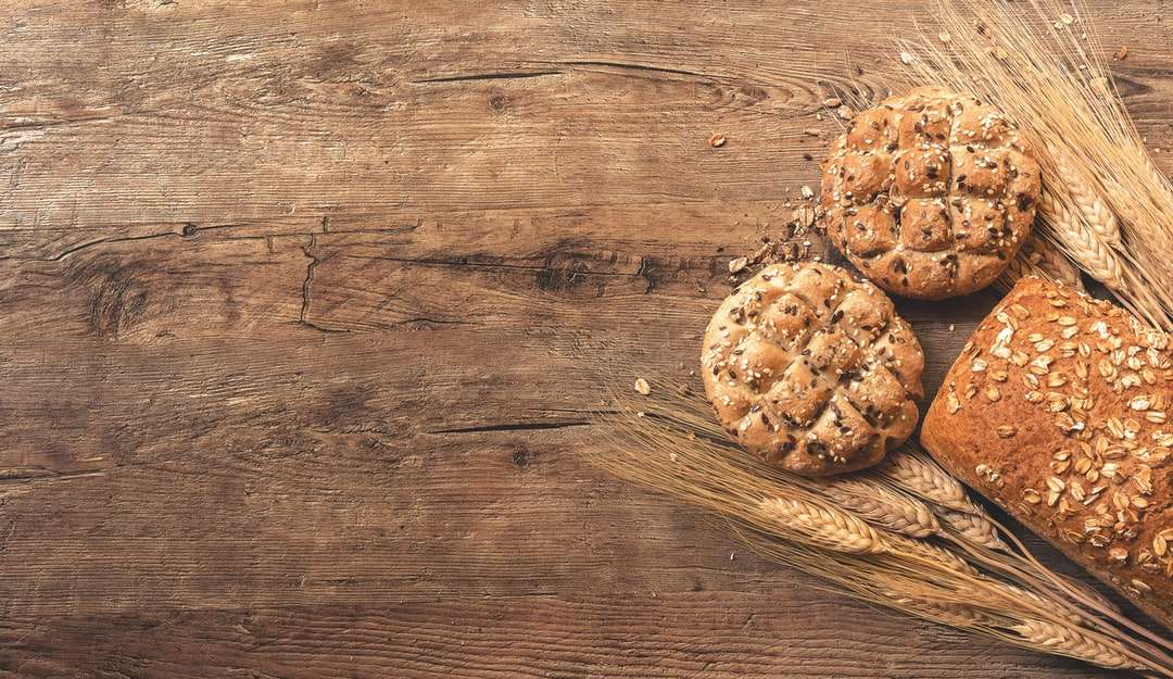 Бисквитки, хляб и пшеница на масата онлайн пъзел