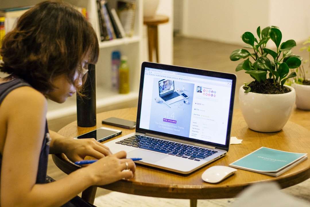 vrouw browsen op haar laptop legpuzzel online