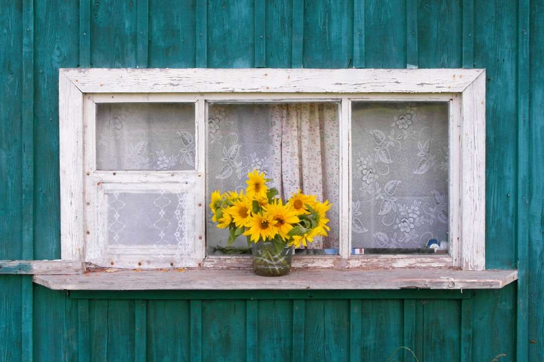 Girasoles amarillos en el alféizar de la ventana rompecabezas en línea