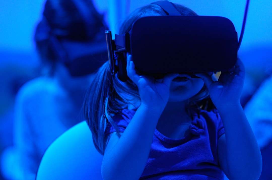 Dívka pomocí VR brýle skládačky online