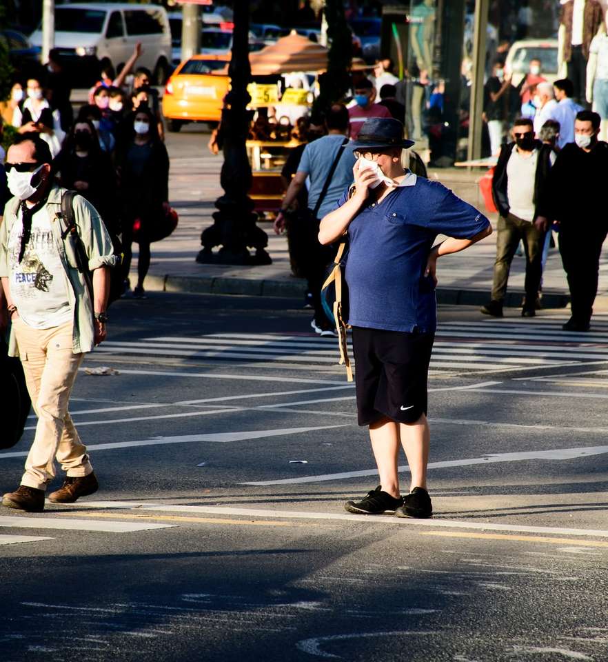 emberek sétálnak a gyalogos sávon napközben online puzzle
