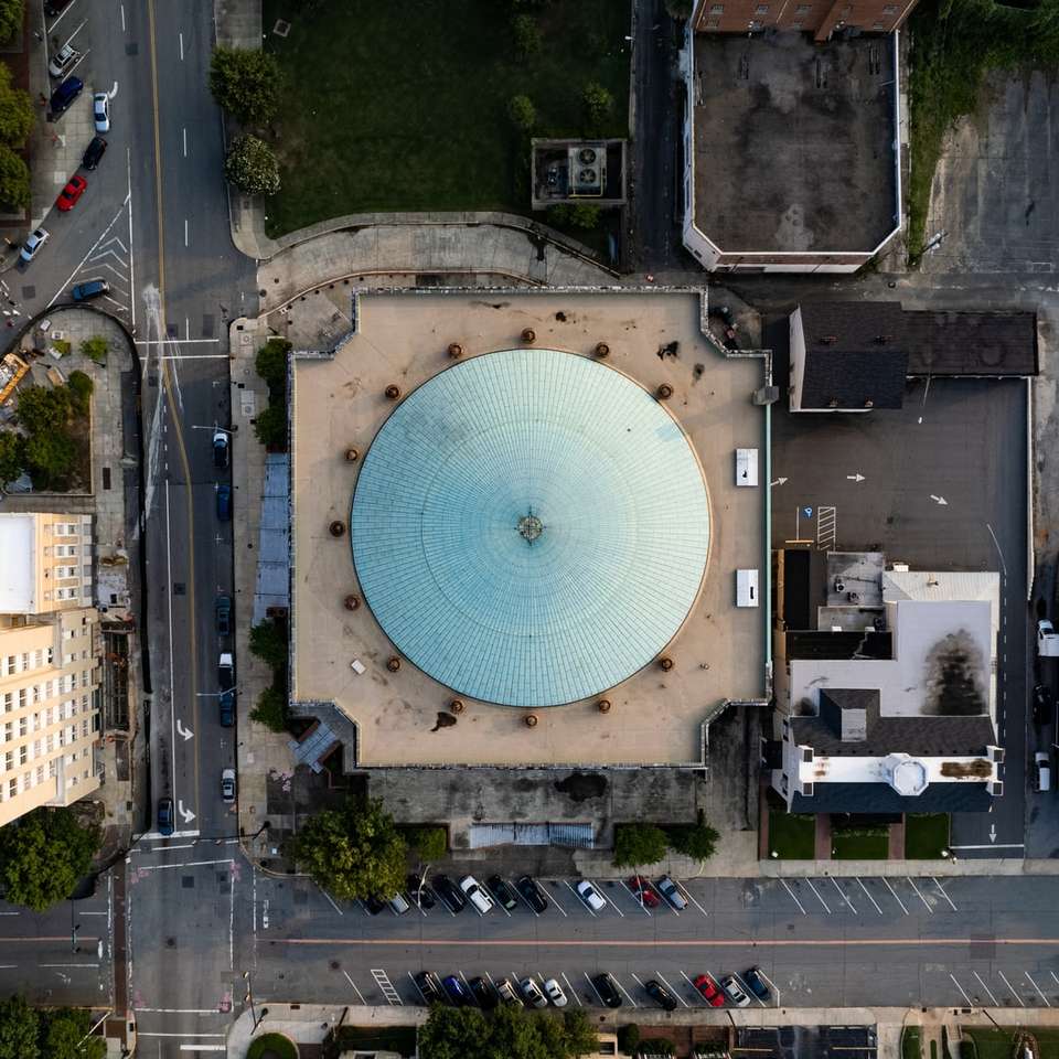 Vedere aeriană a clădirilor orașului în timpul zilei puzzle online