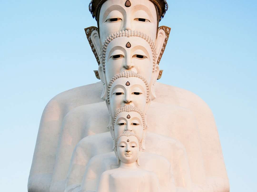 Бяла буда статуя през деня онлайн пъзел
