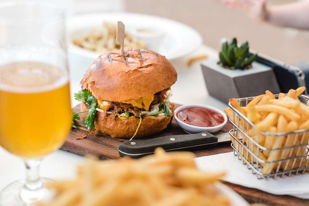Selektiv fokusfotografi av burger och pommes frites pussel på nätet