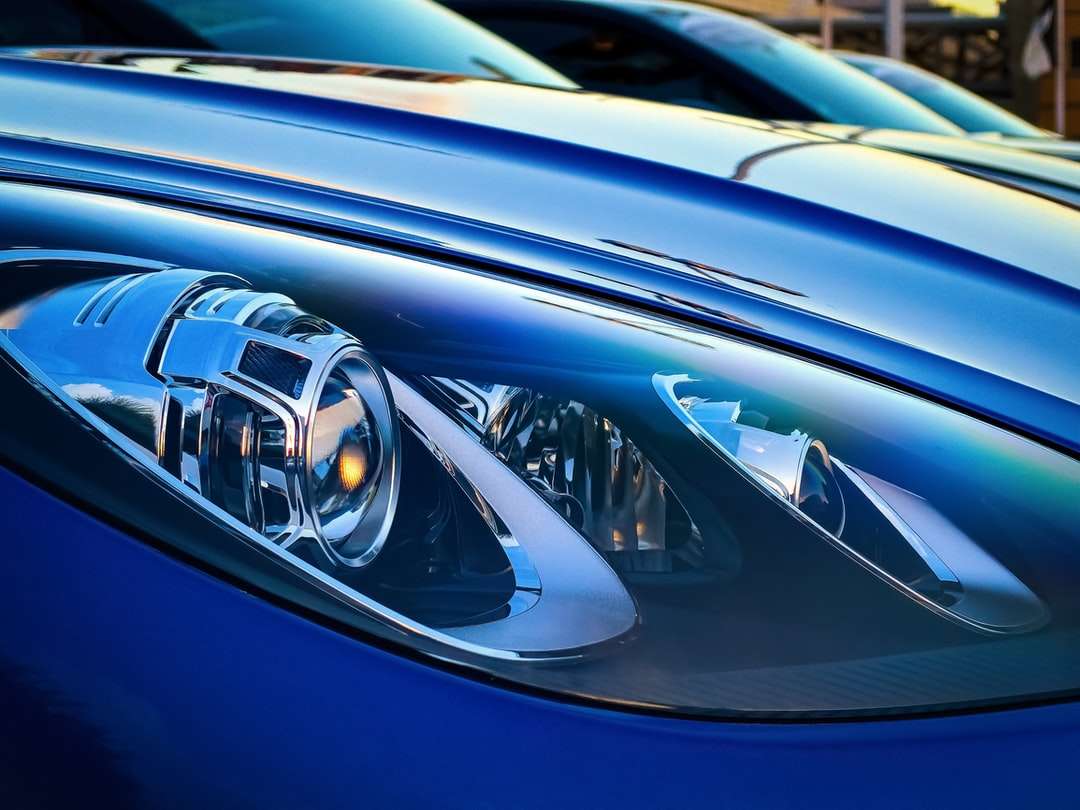 Modré a stříbrné auto v detail fotografování skládačky online