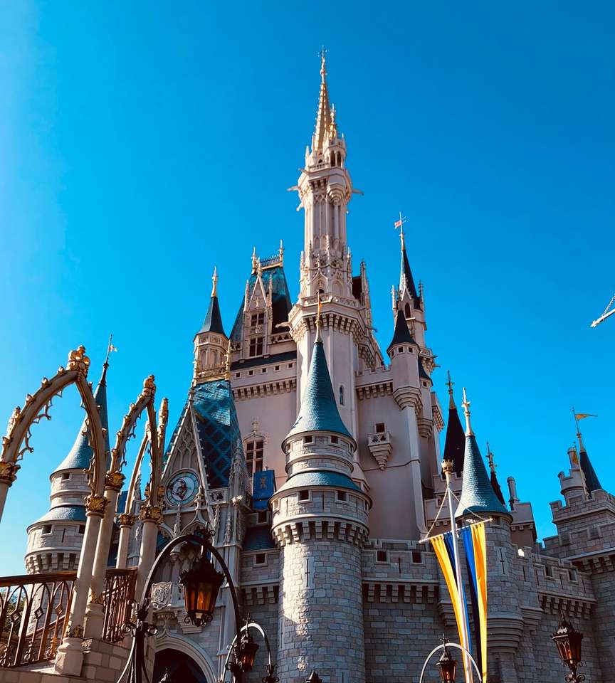 Castillo de Disney bajo el cielo azul durante el día rompecabezas en línea