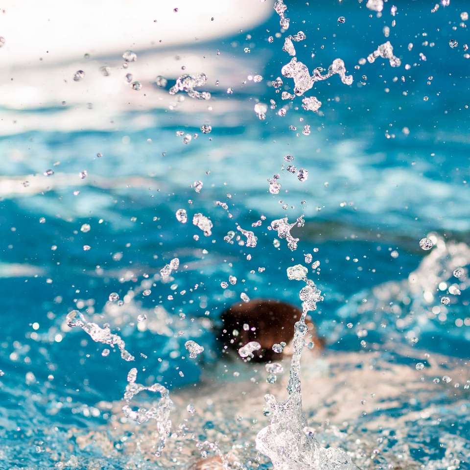 Persona buceando en la piscina salpicando agua rompecabezas en línea