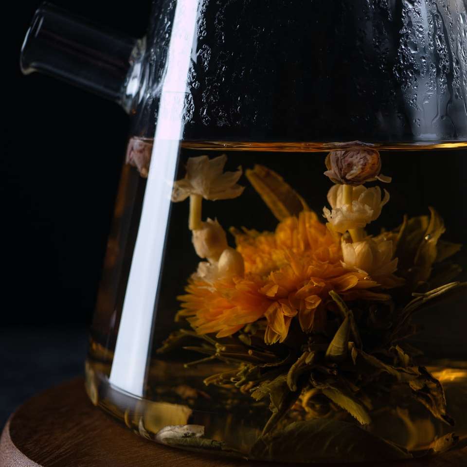 Fleurs jaunes dans un pot en verre clair puzzle en ligne