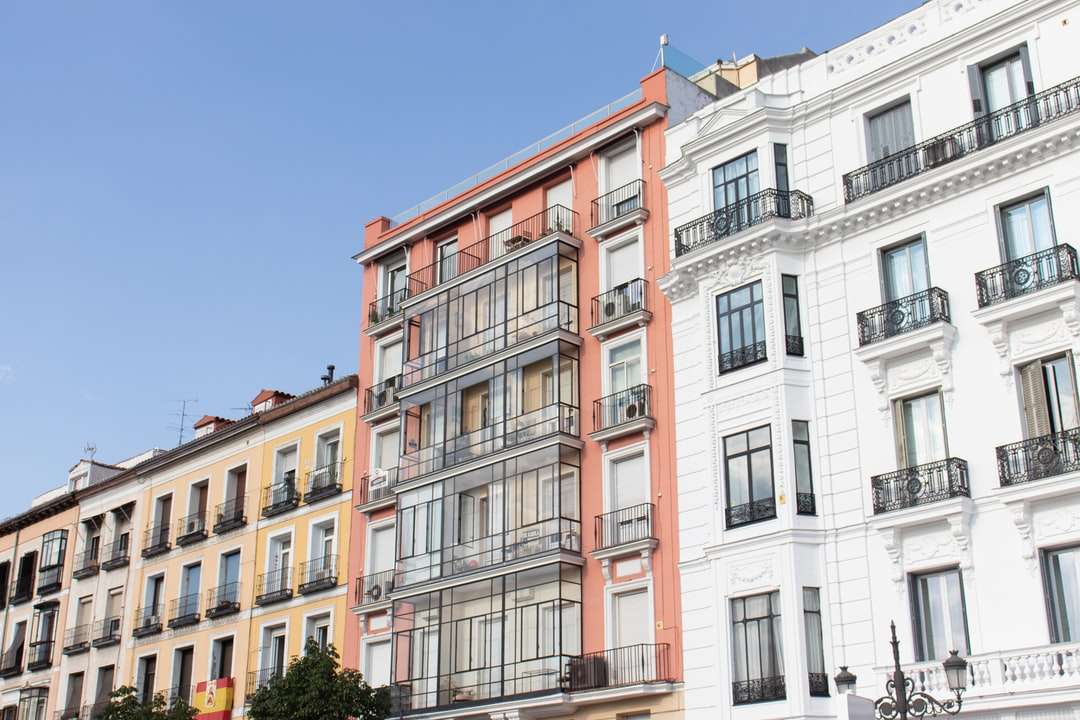 Fehér és barna beton épület kék ég alatt kirakós online