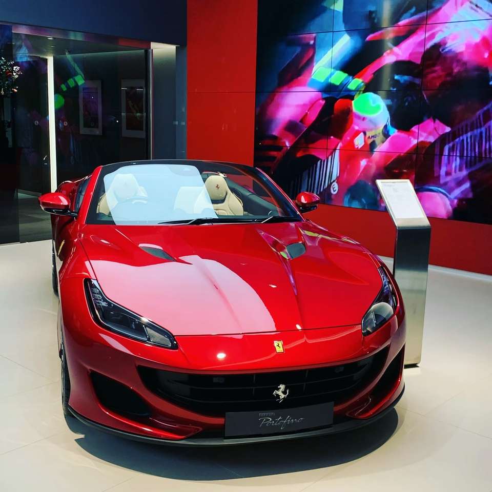 Coche deportivo rojo Ferrari en una habitación rompecabezas en línea