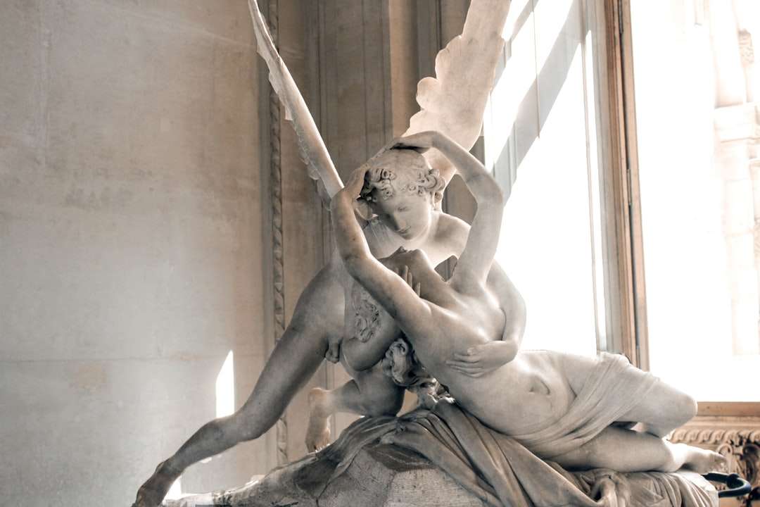 Kvinna och ängel kyssar staty Pussel online