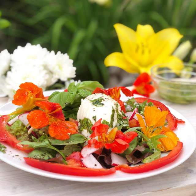 Salada com flores comestíveis quebra-cabeças online