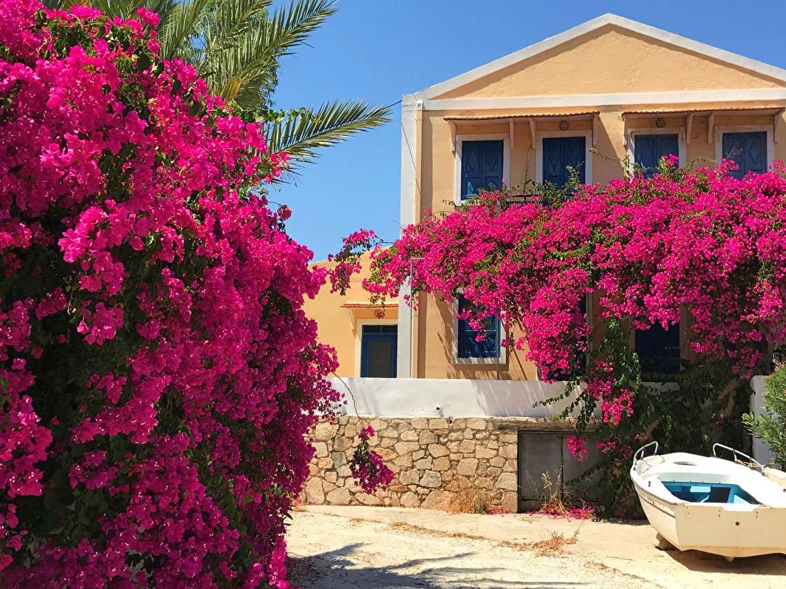 Цветущие деревья в Греции пазл онлайн