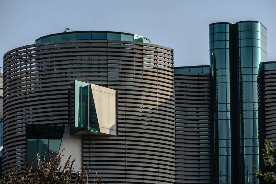 Gordijnwand High-rise gebouw overdag legpuzzel online