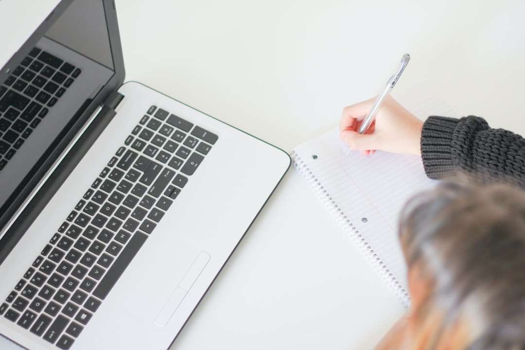 žena psaní na notebook skládačky online