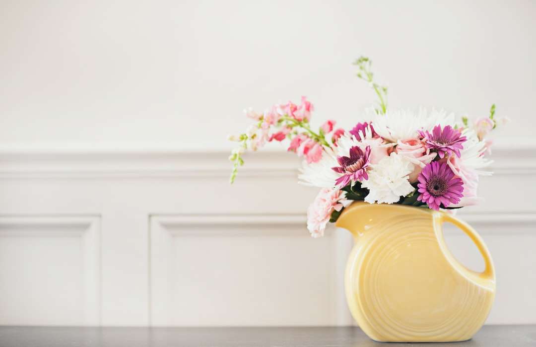 Бели и лилави цветя на бяла керамична ваза онлайн пъзел