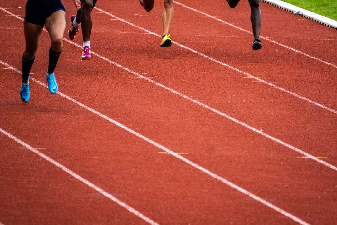 versenypályán futó emberek kirakós online