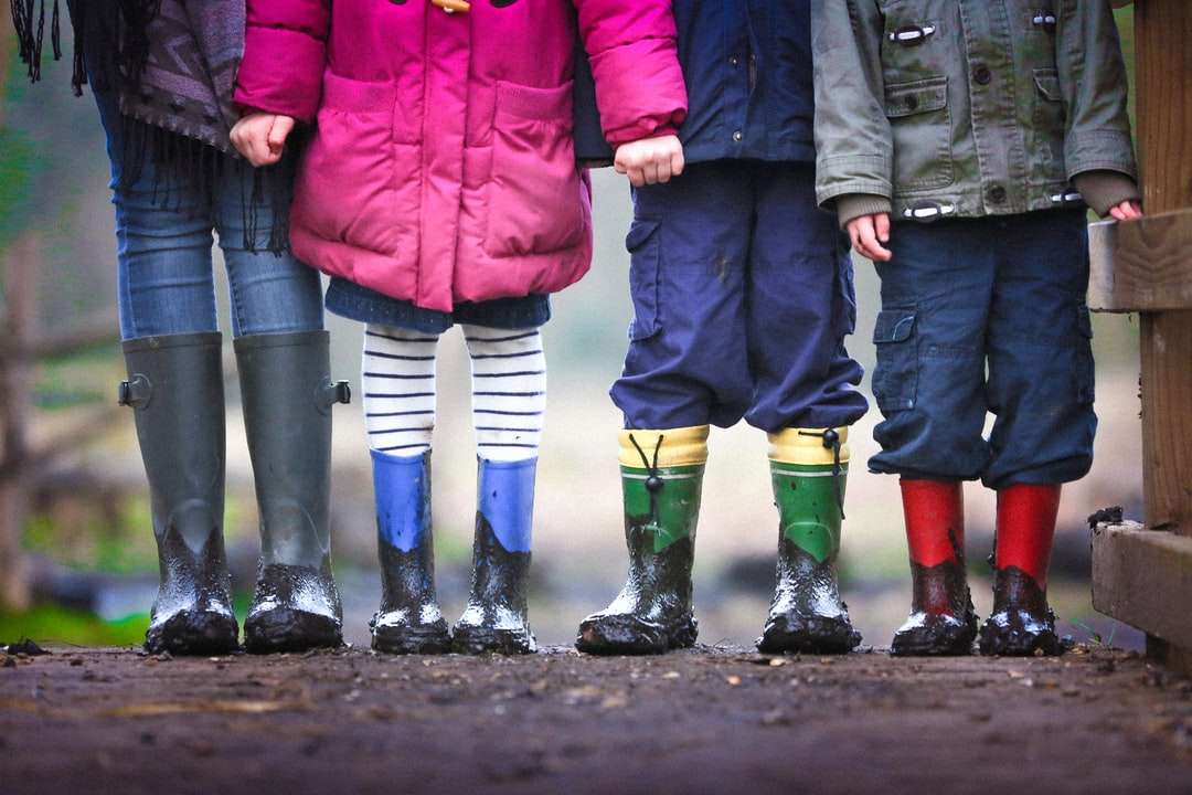 Quatro filhos em pé na sujeira durante o dia puzzle online