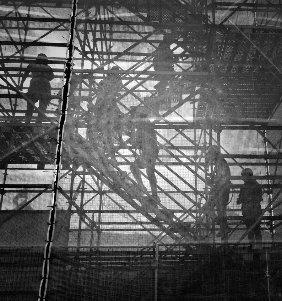 Fotografía en blanco y negro de personas subiendo escaleras. rompecabezas en línea