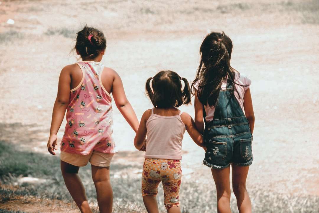 három lány fogja egymás kezét online puzzle