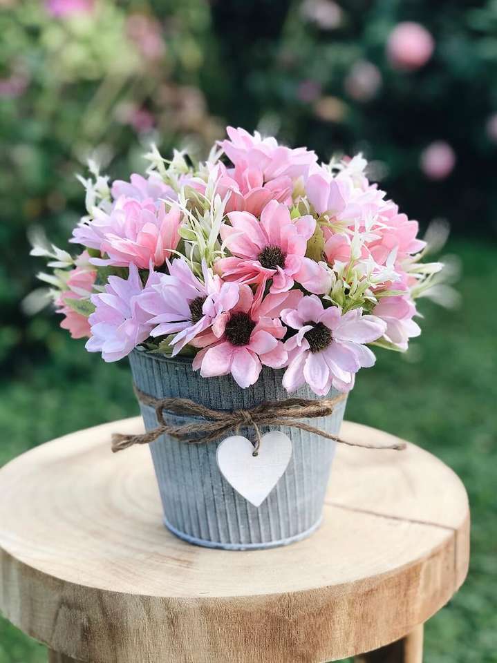Розови цветя в обвивка онлайн пъзел