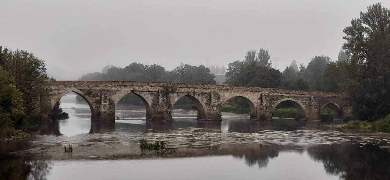 Römische Brücke von Lugo über dem Fluss Miño Online-Puzzle