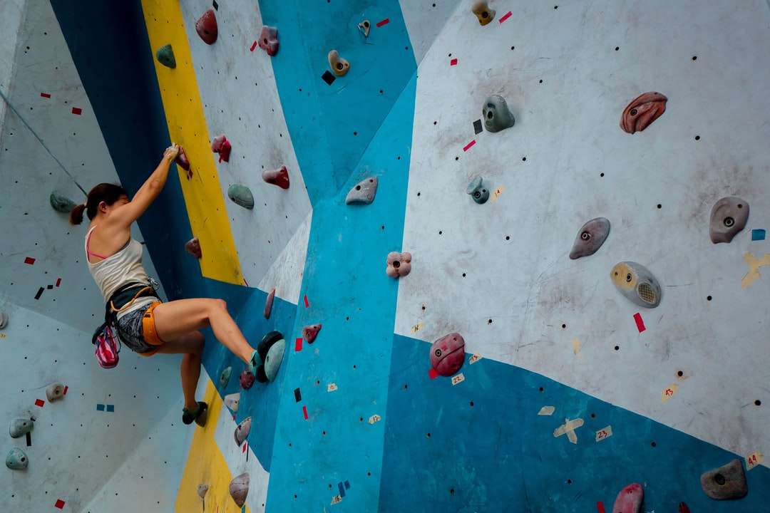 Persoon in White Tank Top Rock Climbing legpuzzel online