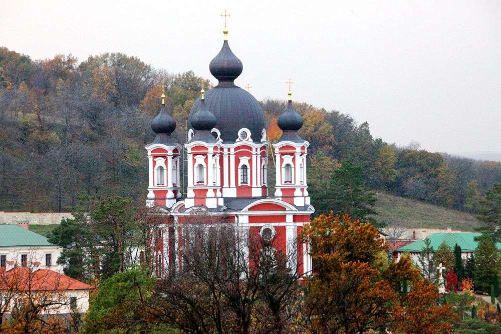 Курки-Молдавский монастырский комплекс пазл онлайн