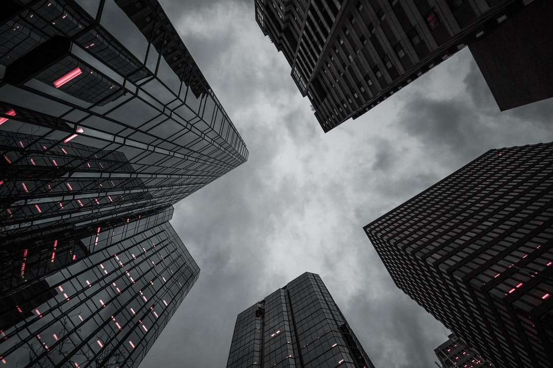 Vista visual del gusano del edificio de gran altura bajo el cielo nublado rompecabezas en línea