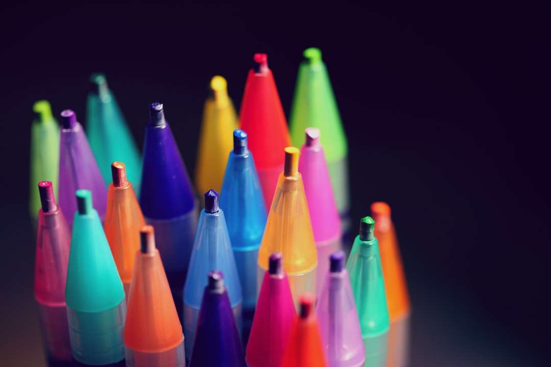 Multi színű toll tétel fekete háttéren kirakós online