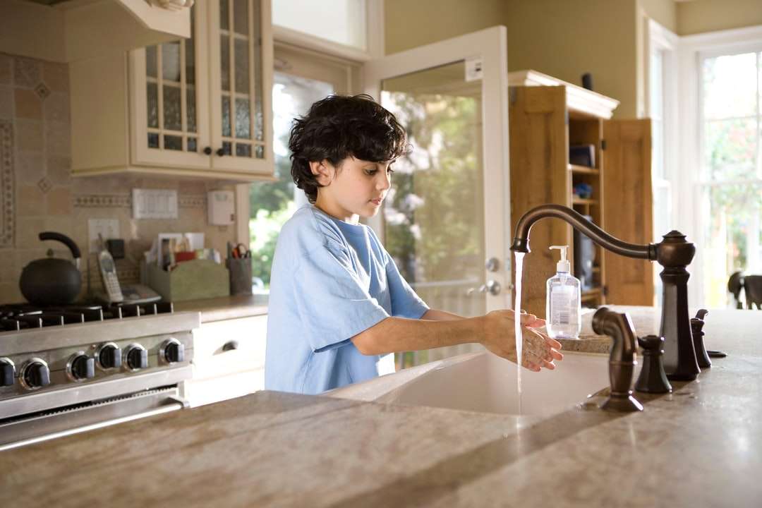 fiú kék pólóingben áll a mosogató előtt online puzzle