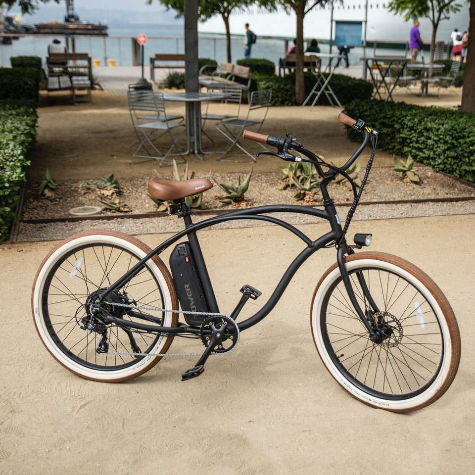 черный городской велосипед на сером бетонном полу пазл онлайн