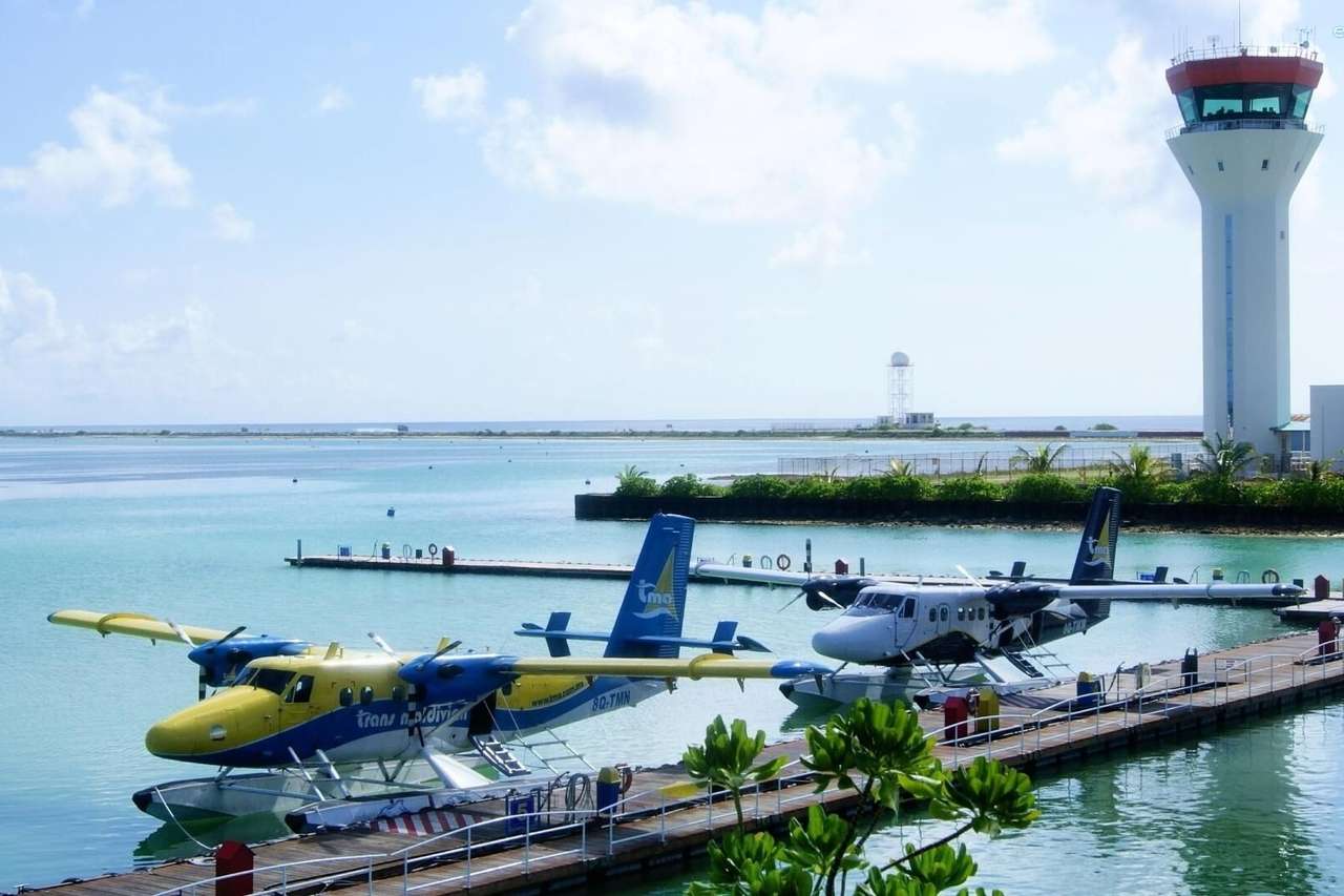 Maldivas - planos de água no aeroporto puzzle online