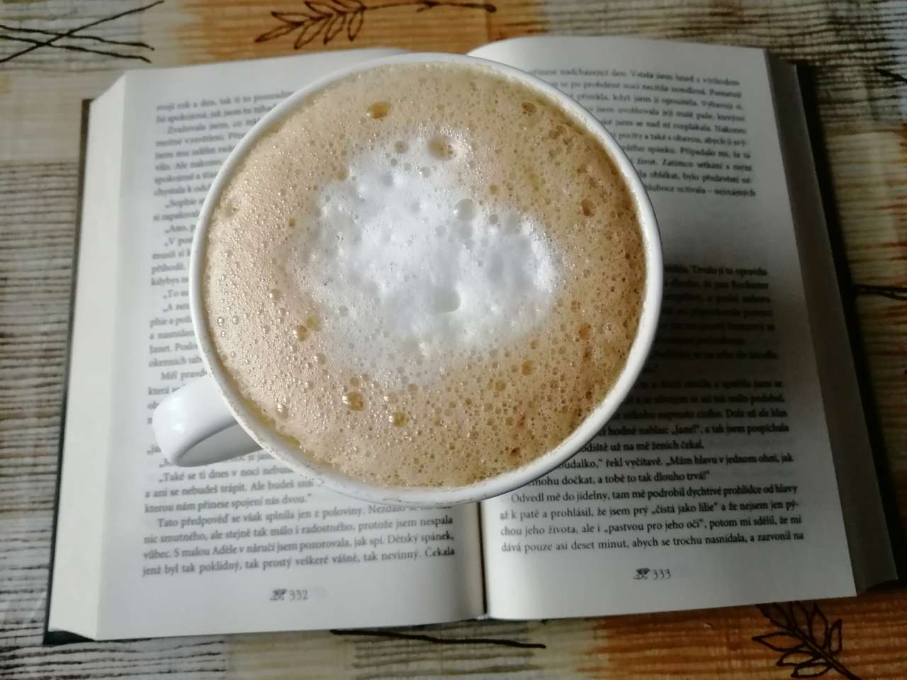 Kaffee mit einem Buch Online-Puzzle