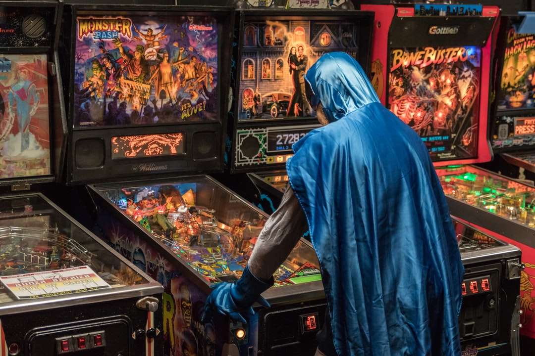 Omul în haina albastră în picioare în fața contorului de afișare a alimentelor puzzle online