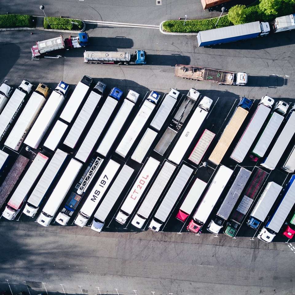 аэрофотосъемка стоянки грузовых автомобилей пазл онлайн