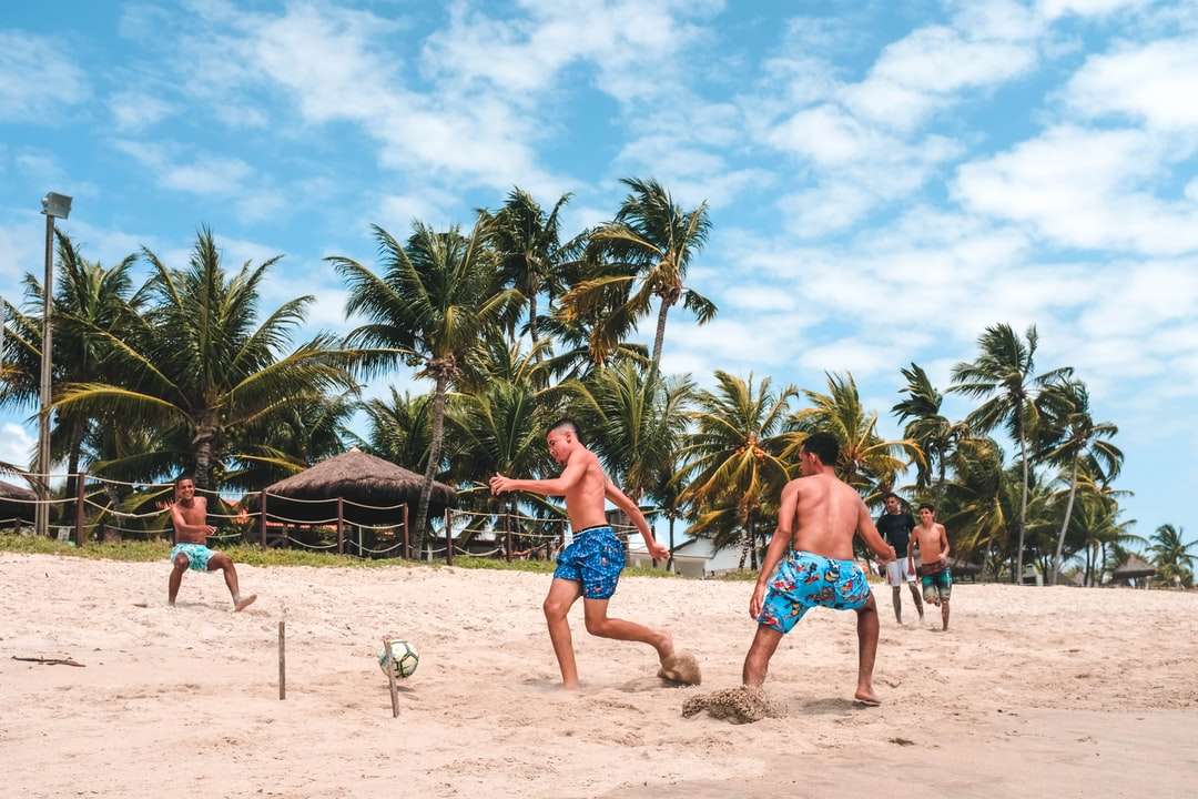 кілька чоловіків грають у футбол на пляжному піску онлайн пазл