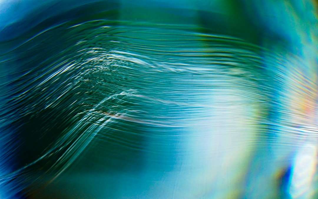 Синя и бяла водна вълна онлайн пъзел