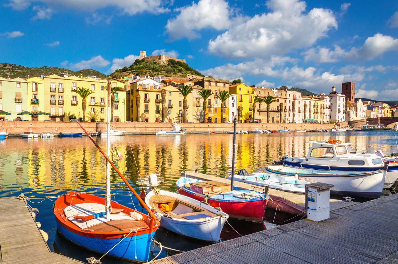 Färgglada hus och båtar i Bosa, Sardinien Island, Italien, Europa Pussel online