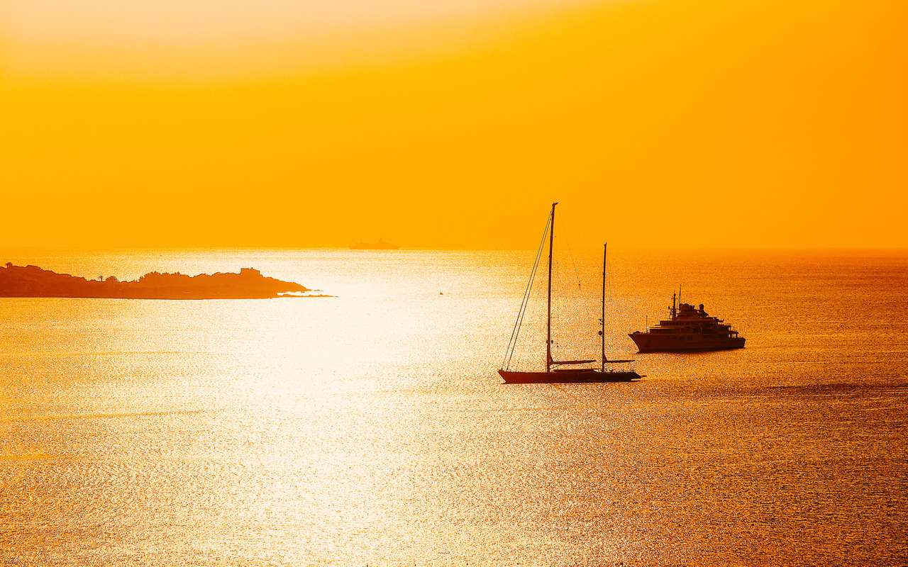 Изгрев или залез с яхти в Порто Ротондо на Коста Смарлада в Средиземно море в остров Сардиния. Лодка в сарда през лятото. Пейзаж на провинция Олбия. Смесена медия. онлайн пъзел