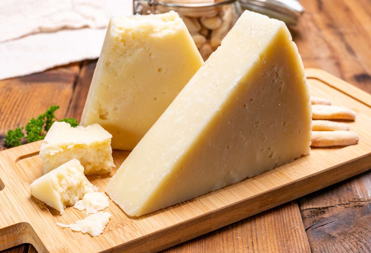ラツィオ、サルデーニャ、またはトスカーナの羊乳から作られた成熟したペコリーノロマーノイタリアンチーズの断片がクローズアップ オンラインパズル