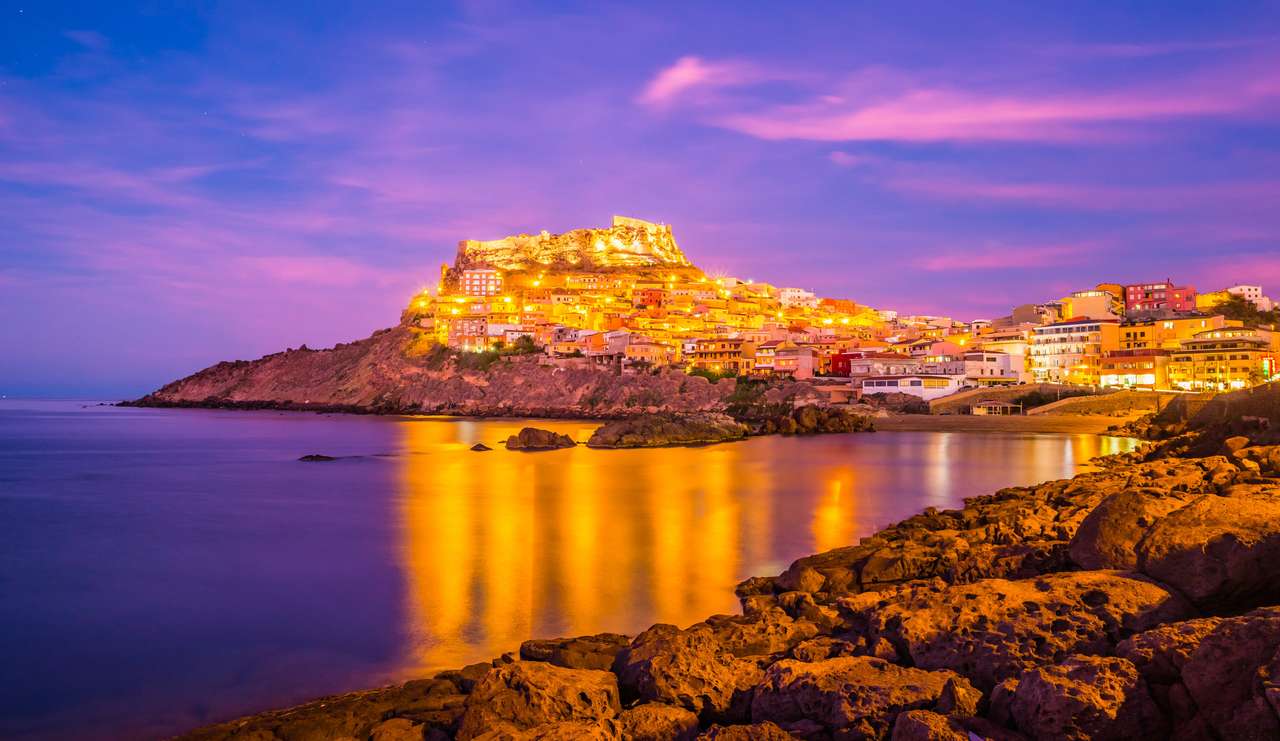 Pittoreska medeltida staden Castelsardo uppflugen högt över havet på Asinara-viken i norra Sardinien. Pussel online