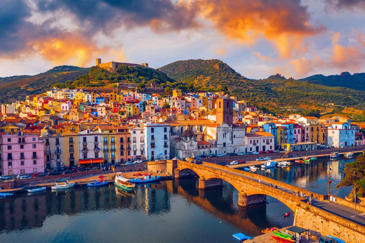 Όμορφη θέα της πόλης Bosa, Σαρδηνία, Ιταλία. Ταξιδιωτικός προορισμός. Bosa πόλη με γέφυρα Ponte Vecchio πέρα ​​από τον ποταμό Temo. Θαυμάσια πρωινή θέα στη Σαρδηνία, Ιταλία, Ευρώπη. παζλ online