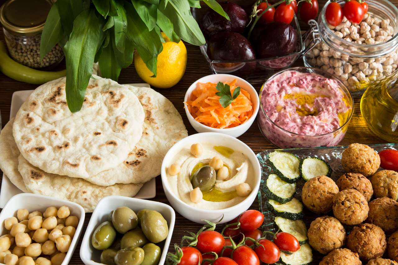 Vegan måltid - hummus och falafel med grönsaker och pitabröd Pussel online