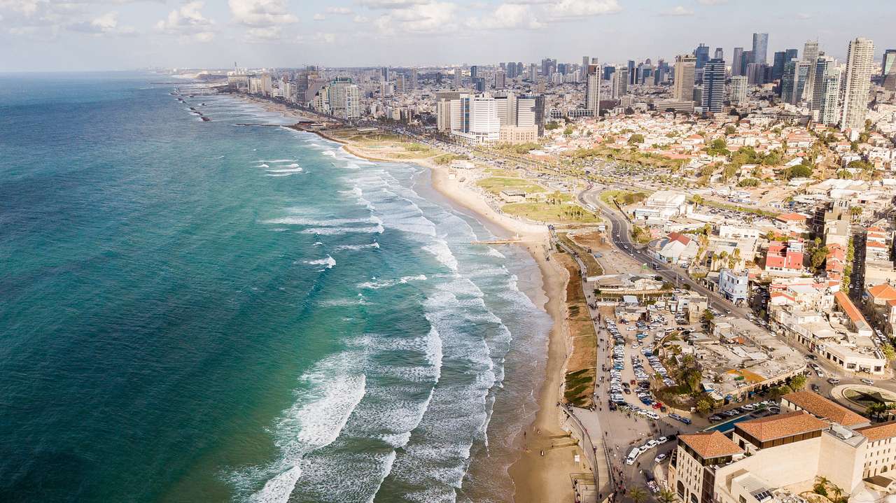 Gamla stan och hamnen i Jaffa och modern skyline i Tel Aviv City, Israel Pussel online