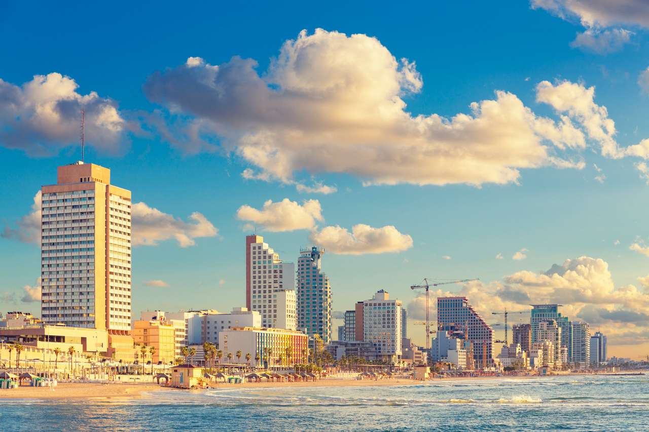 Tel Aviv Paisaje urbano al atardecer - Vista desde el lado del mar rompecabezas en línea